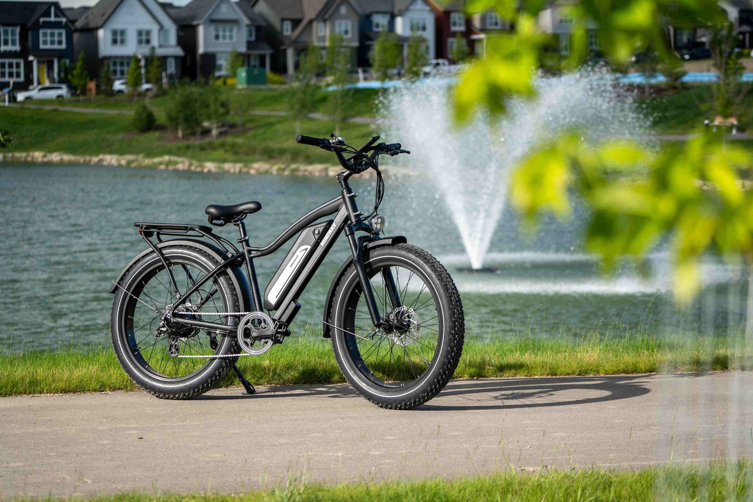 Himiway D3 Cruiser in Schwarz – E-Fatbike mit breiten Reifen, geparkt am Seeufer bei Sonnenschein, bereit für eine entspannte Ausfahrt im Grünen