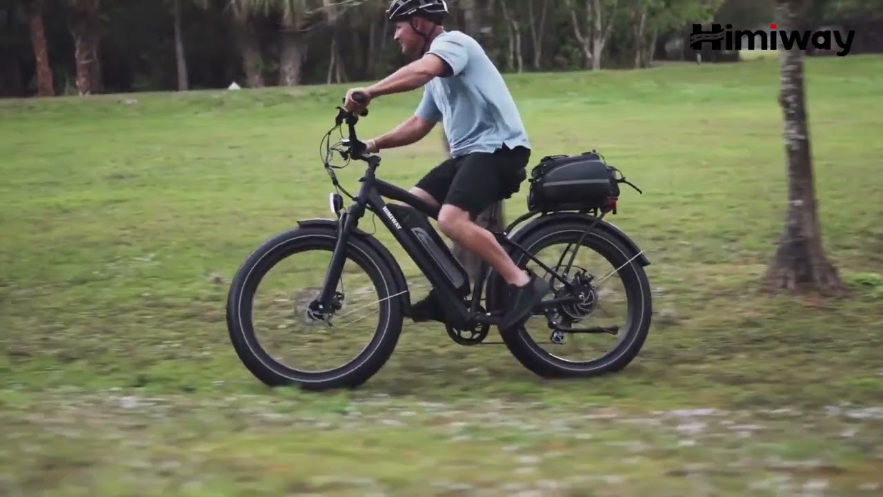 Himiway D3 Cruiser – Mann fährt entspannt durchs Grün auf einem E-Fatbike mit Heckakku, perfekt für Freizeit und Naturmomente